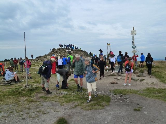 Králický Sněžník - účastníci 7.Mezinárodního výstupu na Králický Sněžník na vrcholu hory