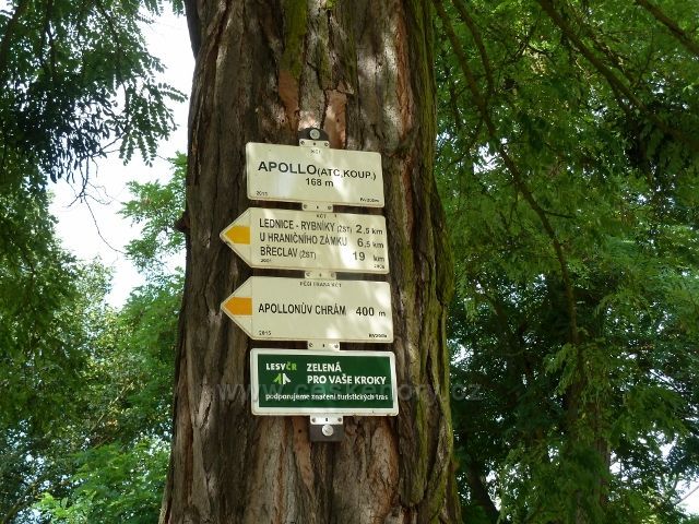 Lednice - turistický rozcestník na hrázi Mlýnského rybníka