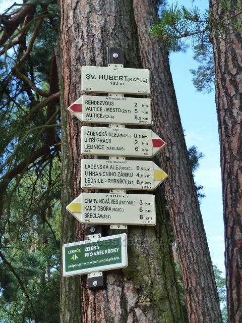 Lednice - turistický rozcestník sv.Hubert, kaple