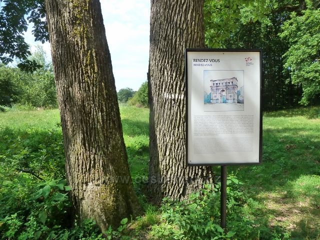Lednice - informační tabule před odbočkou k zámečku Randez-vous
