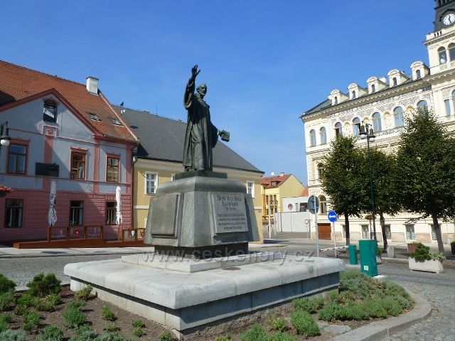 Louny - pomník Mistra Jana Husa na Mírovém náměstí