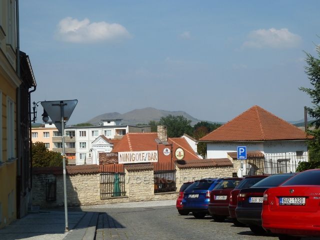 Louny- Sladovnická ulice před muzeem Zkamenělý les.Na obzoru vidíme vrchy Oblík(509)Srdov(482)a Brník(309m.n.m.)