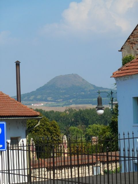 Louny - průhled ze Sladovnické ulice na Velký Vrch (309 m.n.m.)