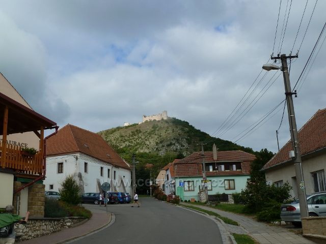 Pavlov -pohled z Lužní ulice k hradu Děvičky
