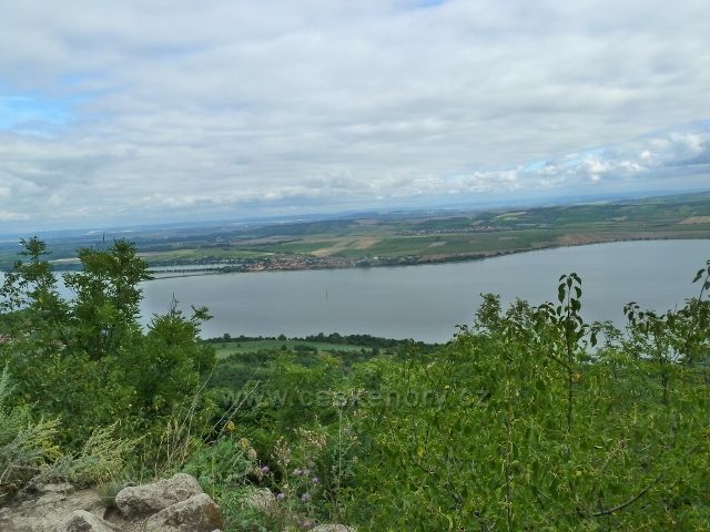 Pavlov - pohled z Děviček na dolní nádrž Nové Mlýny a obec Strachotín