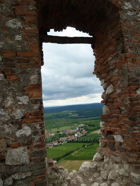 Pavlov - pohled z okna Děviček na horní část obce Pavlov a okolní vinice