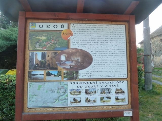Okoř - informační tabule na náměstíčku