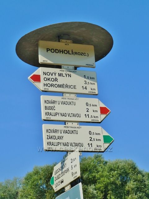 Okoř - turistický rozcestník v Podholí