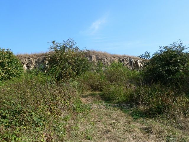 Kováry - skalní stěna v Podholí