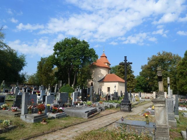 Budeč - zákolanský hřbitov u rotundy sv. Petra a Pavla