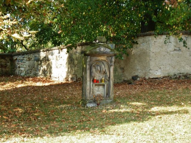 Budeč - starý pomník před rotundou sv. Petra a Pavla