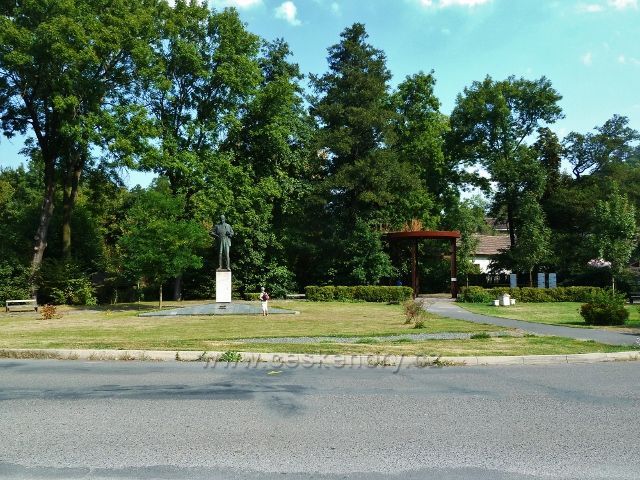 Zákolany - park před obecním úřadem