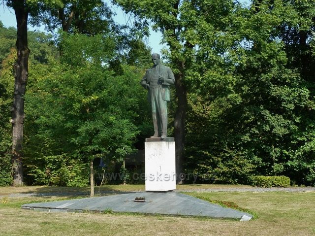 Zákolany - pomník zdejšího rodáka a někdejšího prezidenta Antonína Zápotockého