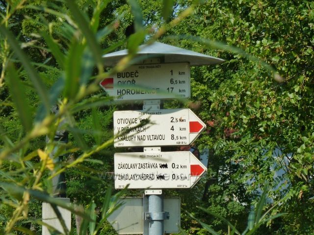 Zákolany - turistický rozcestník u mostku přes Zákolanský potok