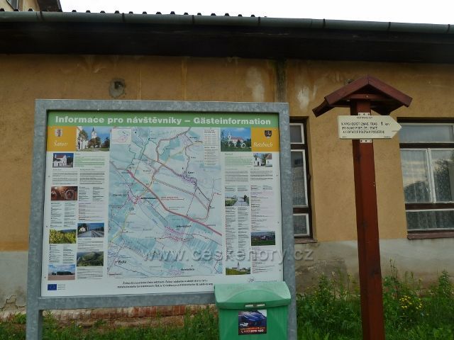 Šatov - turistický rozcestník a informační tabule před nádražím ČD