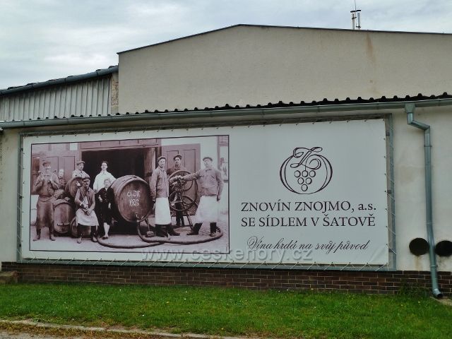 Šatov - poutač na sídle vinařského závodu Znovín Znojmo