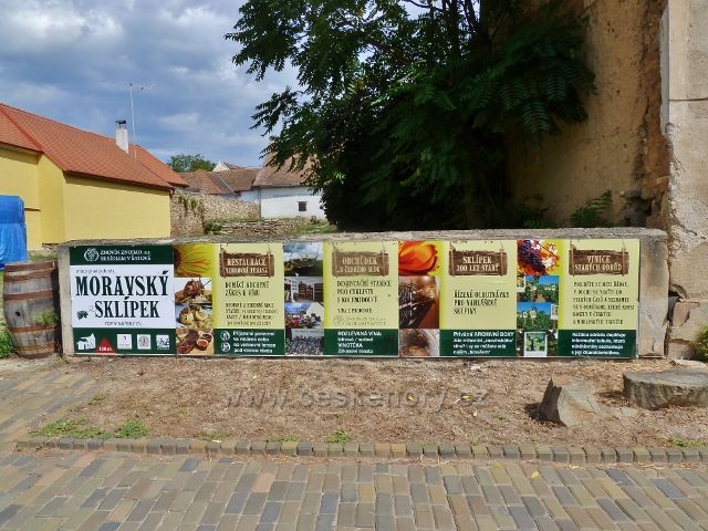 Šatov - poutač Moravského sklípku