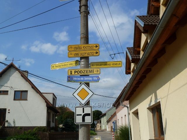 Valtice - vinařský rozcestník na rohu Růžové a Vinařské ulice