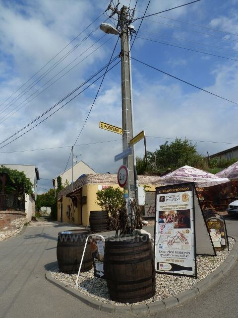 Valtice - poutač před Valtickým podzemím