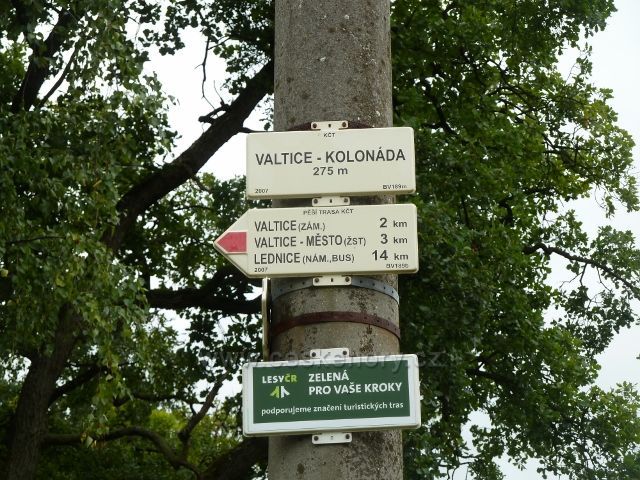 Valtice - turistický rozcestník Valtice-kolonáda