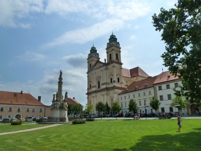 Valtice - barokní kostel Nanebevzetí Panny Marie a morový sloup na náměstí Svobody