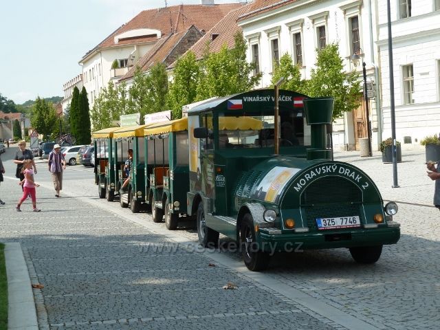 Valtice - vinařský vláček parkuje na náměstí Svobody