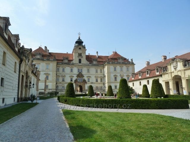 Valtice - nádvoří barokního zámeku