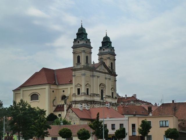Valtice - pohled na kostel Nanebevzetí Panny Marie z ulice Petra Bezruče