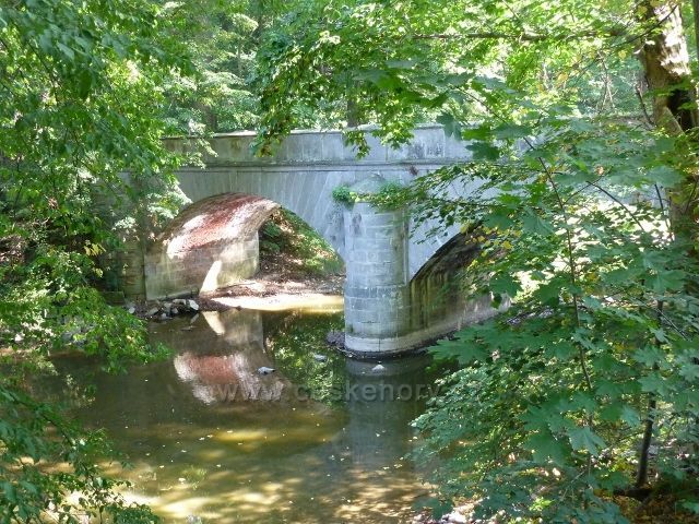 Vlašim - kamenný most přes Blanici v zámeckém parku