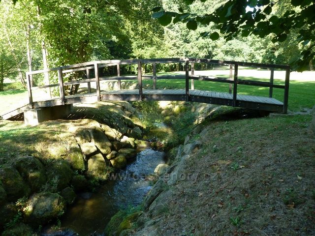 Vlašim - mostek přes rybí přechod u splavu na Blanici v zámeckém parku