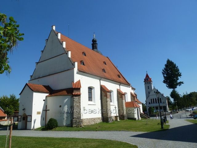 Vlašim - kostel sv. Jiljí, za ním kostel Církve Československé  husitské