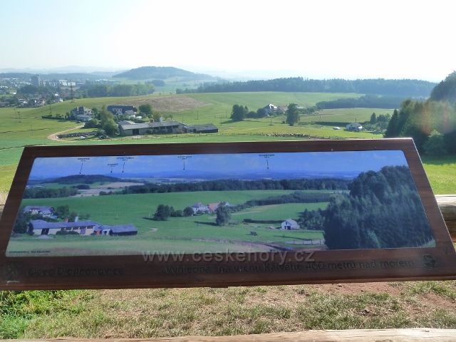 Dlouhoňovice - pohled z výhledny k vrchu Karlovice