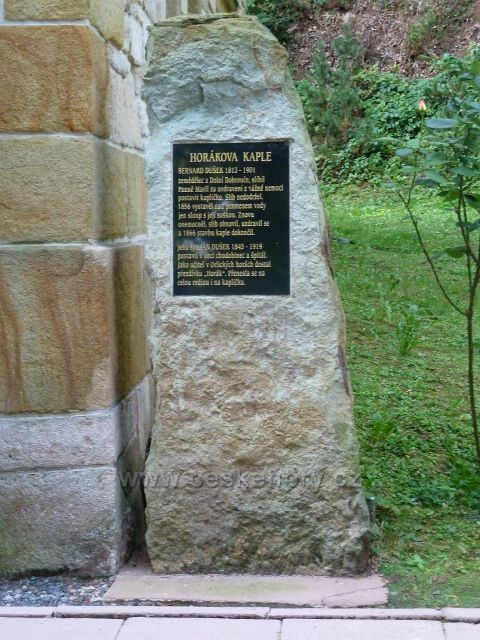 Dolní Dobrouč - pamětní deska před vstupem do Horákovo kaple