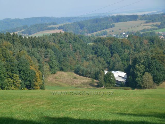 Dolní Dobrouč - pohled na dobroučské Pustiny z trasy po modré TZ k Lanšperku