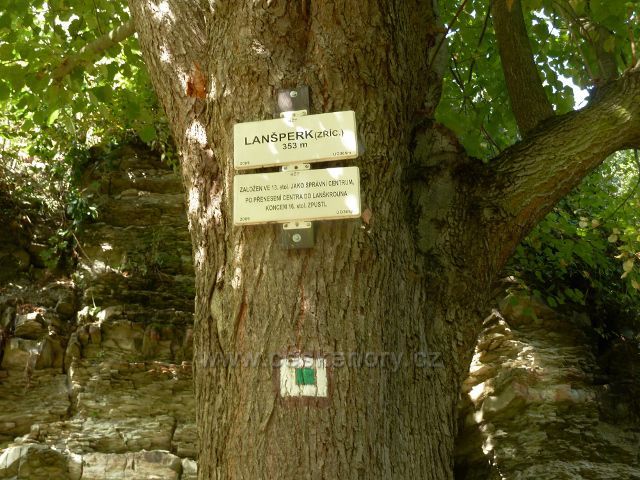 Lanšperk - turistická tabulka u zříceniny hradu
