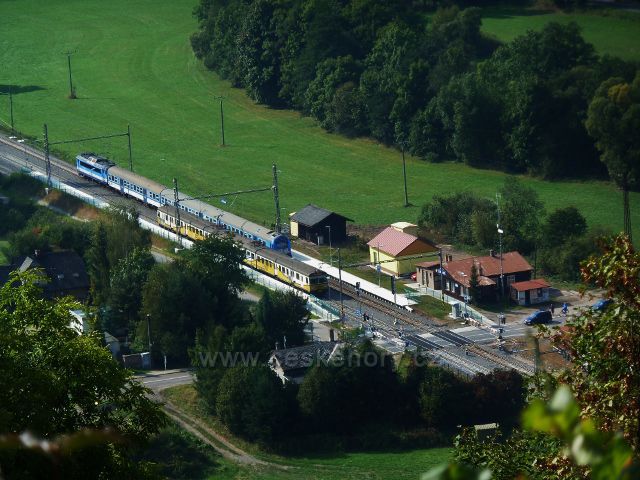 Lanšperk - pohled z hradu na křižující se vlaky na lanšperském nádraží ČD