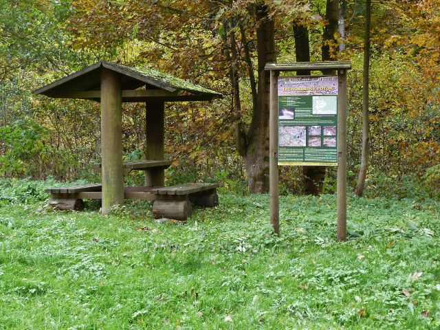 Těchonín - sedánek a informační tabule u poldru na Těchonínském potoce