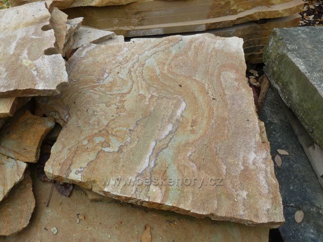 Záměl, kamenictví - každý plát rozřezaného zeleného  pískovce má jedinečnou kresbu