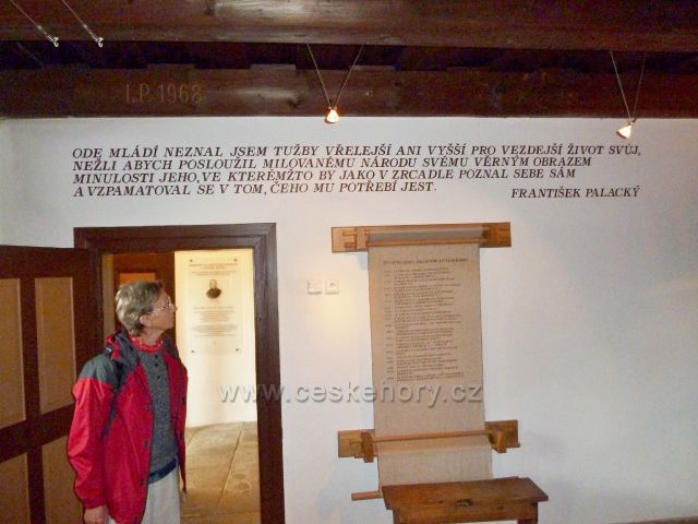 Hodslavice - interiér památníku Fr.Palackého.Citát jeho životního kréda nade dveřmi.