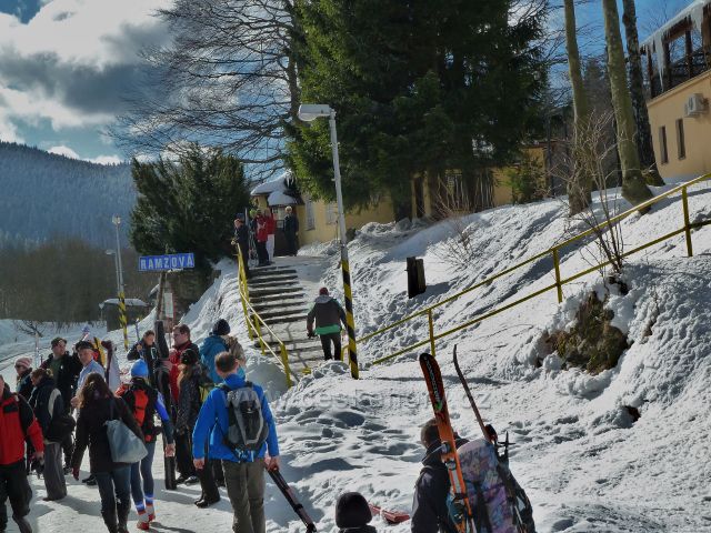 Lyžaři na nádraží v Ramzové - nejvýše položené rychlíkové zastávce v ČR