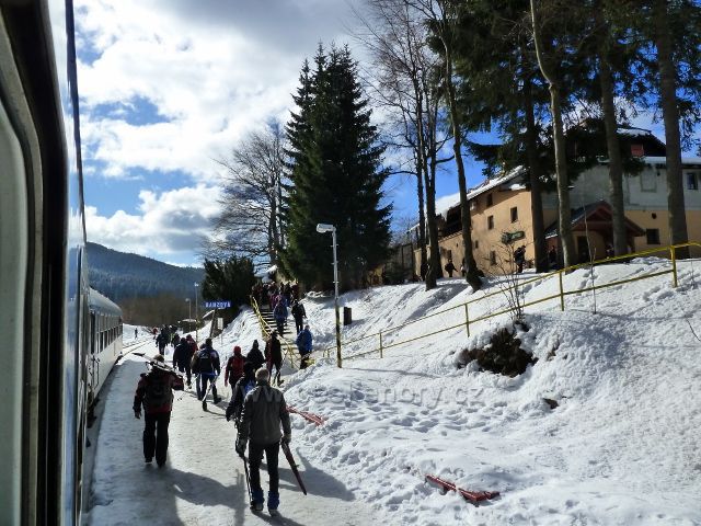 Ramzová - nádraží ČD stojí je pár metrů pod hotelem Ramzovské sedlo