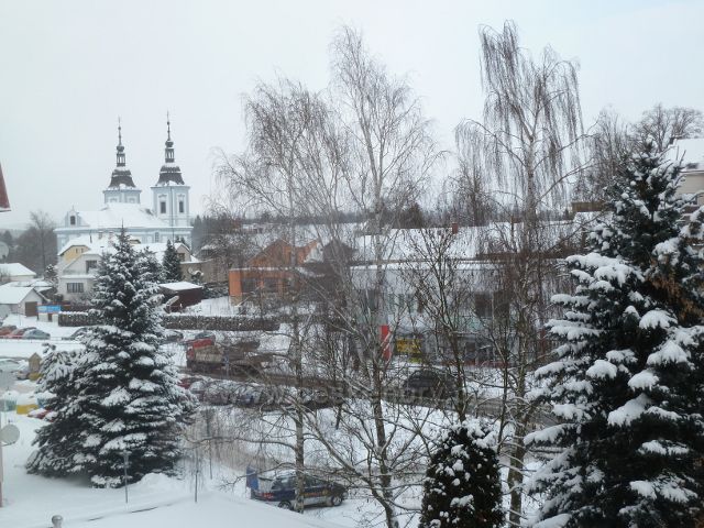 Žamberk - parkoviště před Konzumem, v pozadí kostel sv.Václava