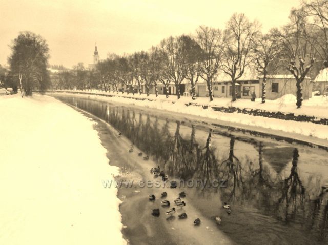 Žamberk - podvečer na Divoké Orlici u dřevěné lávky Pod Skalami