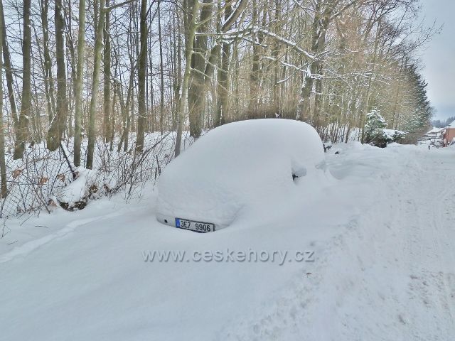 Žamberk - zimní forma garážování na Lukavské ulici