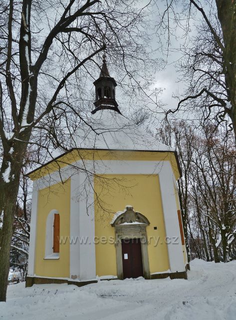 Žamberk - raně barokní kaple sv.Rozálie z roku 1682 na stejnojmenném vrchu