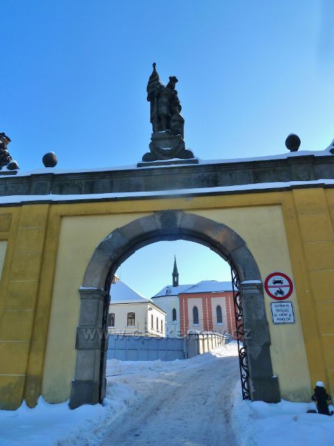Žamberk - průhled vstupní zámeckou branou na barokně rokokovou zámeckou kapli Nanebevzetí Panny Marie