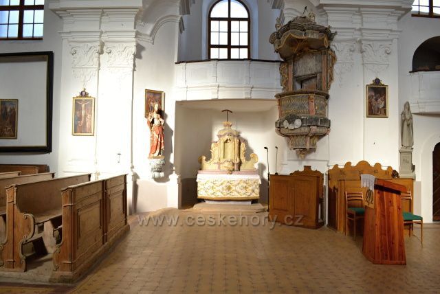 Interiér opraveného kostela městem Andělská Hora