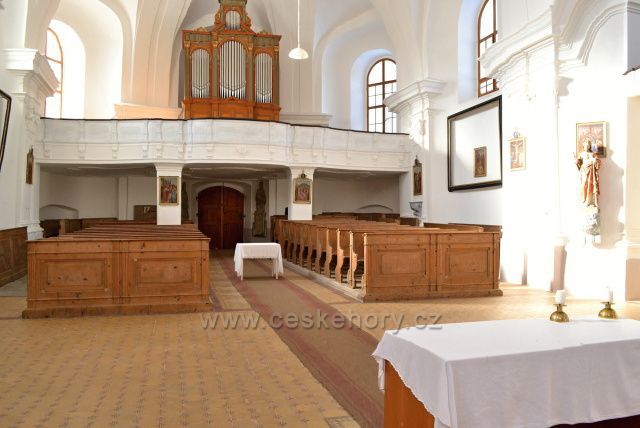 Interiér opraveného kostela městem Andělská Hora