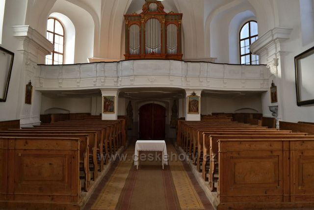 Interiér opraveného kostela městem Andělská Hora