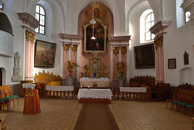 Interiér opraveného kostela
